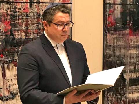 Einer der Mitwirkenden des Konzertabends: Kantor Nikola David von der Liberalen Jüdischen Gemeinde Beth Shalom München bei der Finissage zur Gerhard-Richter-Ausstellung „Zyklus Birkenau“ im Diözesanmuseum St. Afra, Januar 2020. (Archivfoto: Schmucker)