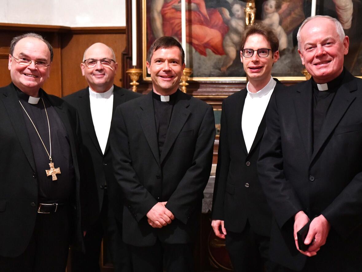 Vom Bischof und vom Dompropst umrahmt: Die drei neuen Domvikare Ulrich Müller, Peter Seidel und Tobias Wolf (Foto: Ulrich Bobinger / pba).