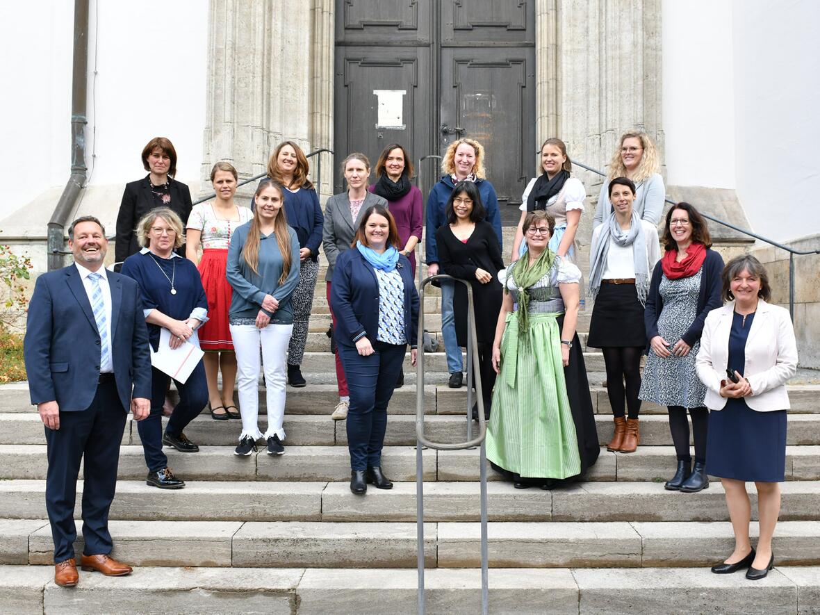 Fundierte Ausbildung zur Religionspädagogin: Die Kursabsolventinnen mit dem stellvertretenden Leiter der Hauptabteilung II: Seelsorge Christian Öxler und der Leiterin des Fachbereichs Pastoral in Kindertagseinrichtungen Margret Färber (erste Reihe) (Fotos: Julian Schmidt / pba)