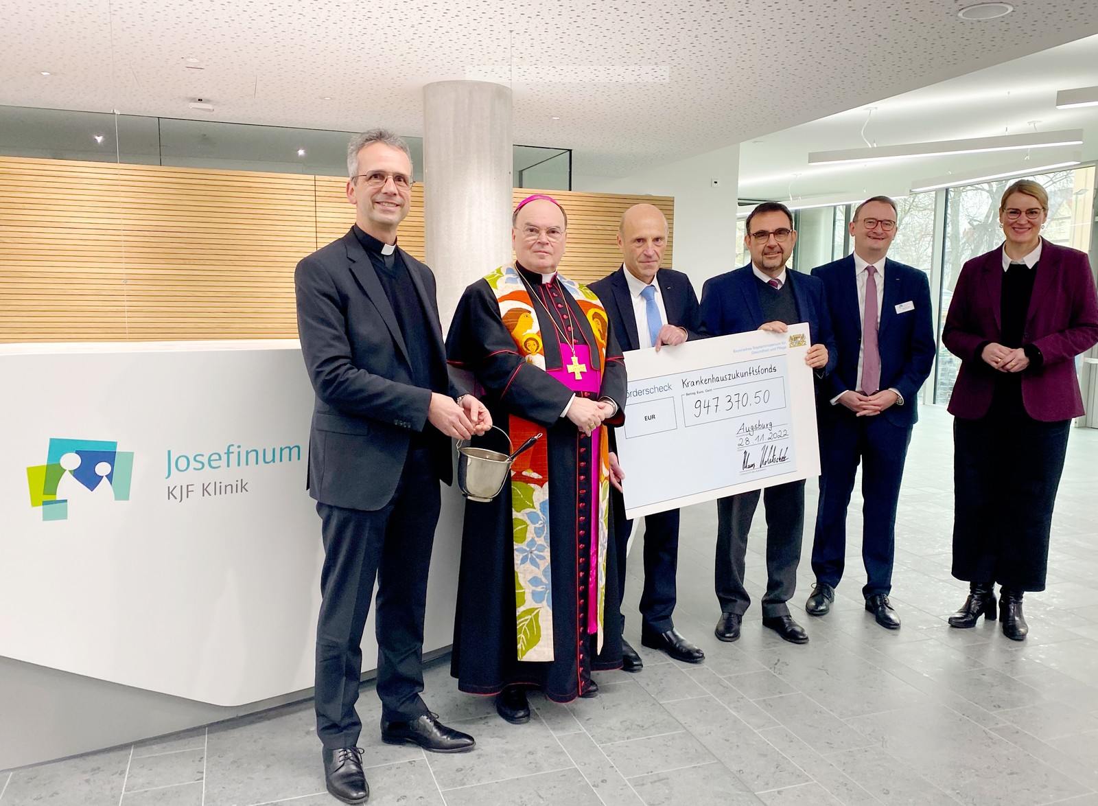 (v.l.) Der Aufsichtsratsvorsitzende der KJF Augsburg Domkapitular Armin Zürn, Bischof Dr. Bertram Meier, Vorstandsvorsitzender Markus Meyer, Staatsminister Klaus Holetschek, Geschäftsführer Sebastian Stief und Oberbürgermeisterin Eva Weber (Foto: Angelika Urbach / KJF Augsburg)