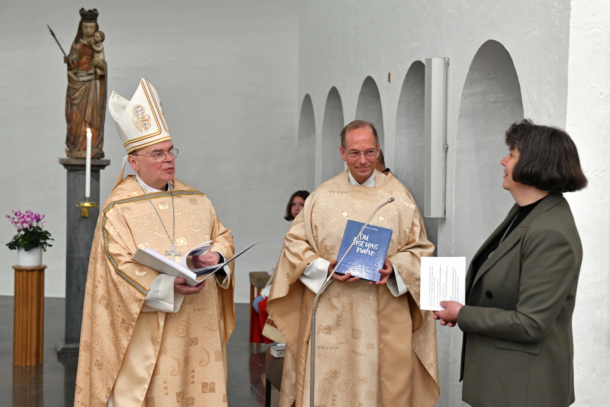 Überreichung der "Exerzitien im Alltag"-Werkmappe an Bischof Bertram.