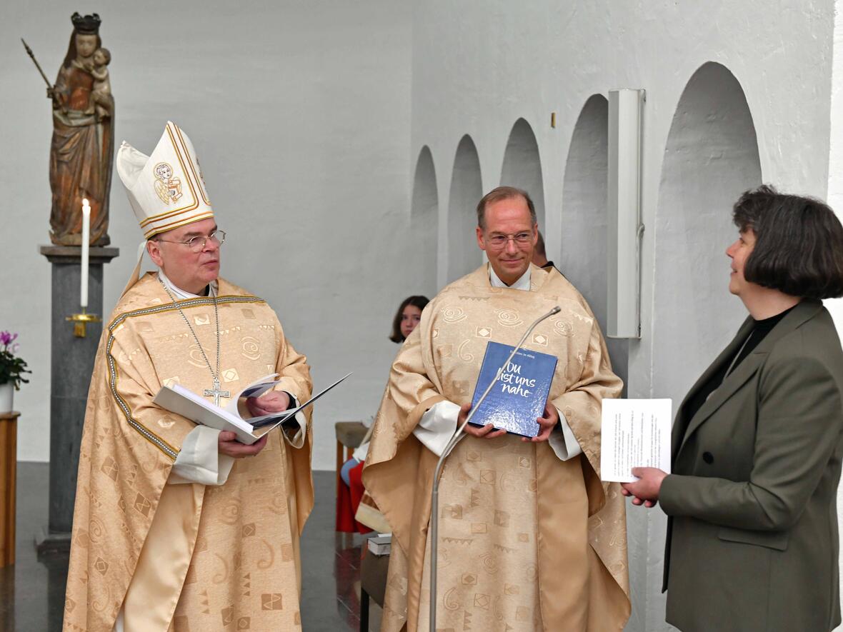 Bischof Bertram wurde der neue Exerzitien-Begleiter im Rahmen der Einführung des neuen Bischöflichen Beauftragten für Geistliches Leben, Pfarrer Dr. Christian Hartl, überreicht. (Foto: Nicolas Schnall / pba)  