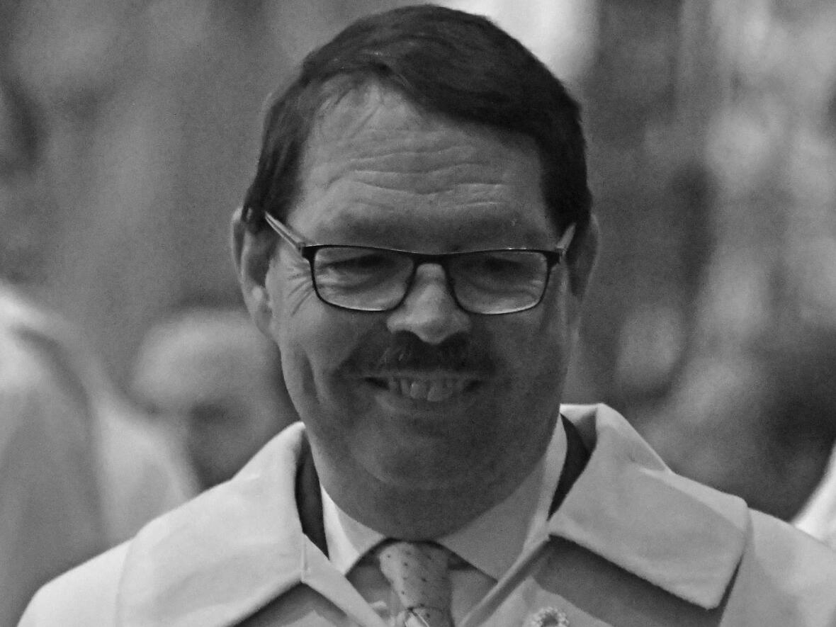 Alois Knoller (1958-2021) mit Ordensmantel als Ritter vom Heiligen Grab bei der Chrisammesse im Hohen Dom. (Foto: Julian Schmidt / pba)