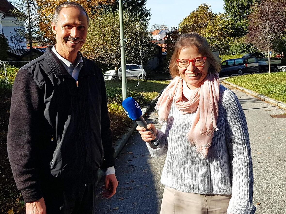 Dekan Siegbert Schindele und Radio-Horeb-Mitarbeiterin Solveig Faustmann im Interview. (Foto: Radio Horeb)