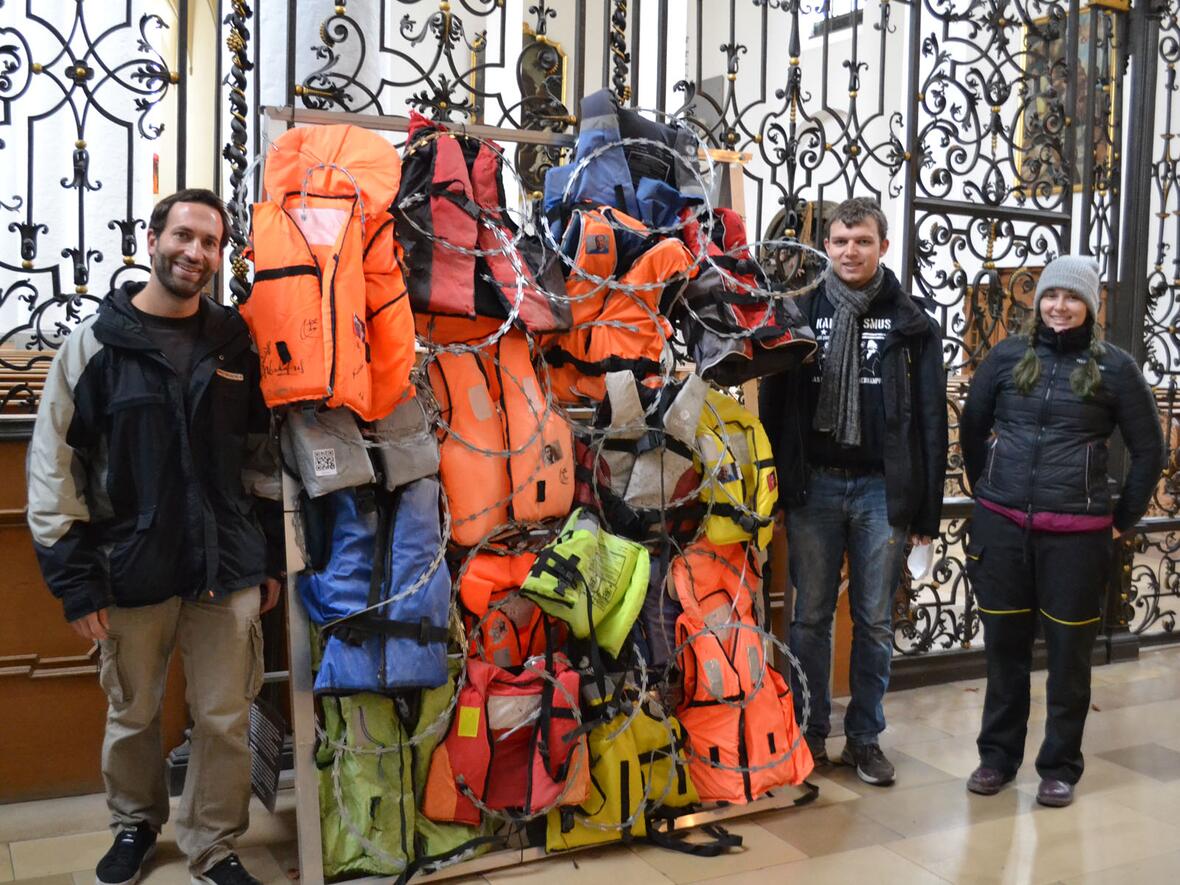 Die Katholische Hochschulgemeinde hat die Kunstinstallation "A Wall of Life Jackets" in der Augsburger Heilig-Kreuz-Kirche aufgestellt (Foto: KHG Augsburg)