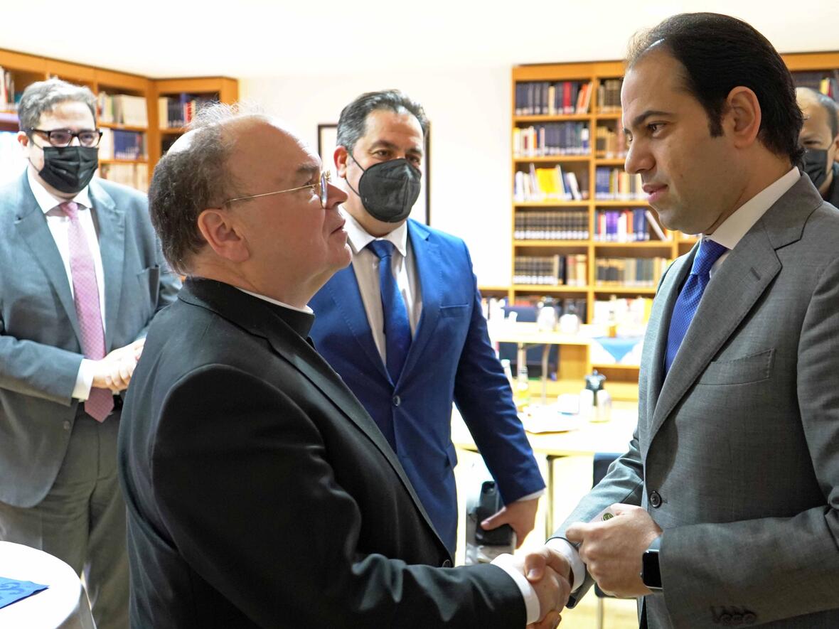 Bischof Bertram begrüßt Richter Mohamed Mahmoud Abdelsalam in Berlin. (Fotos: Orwa Alsaid Hokan)