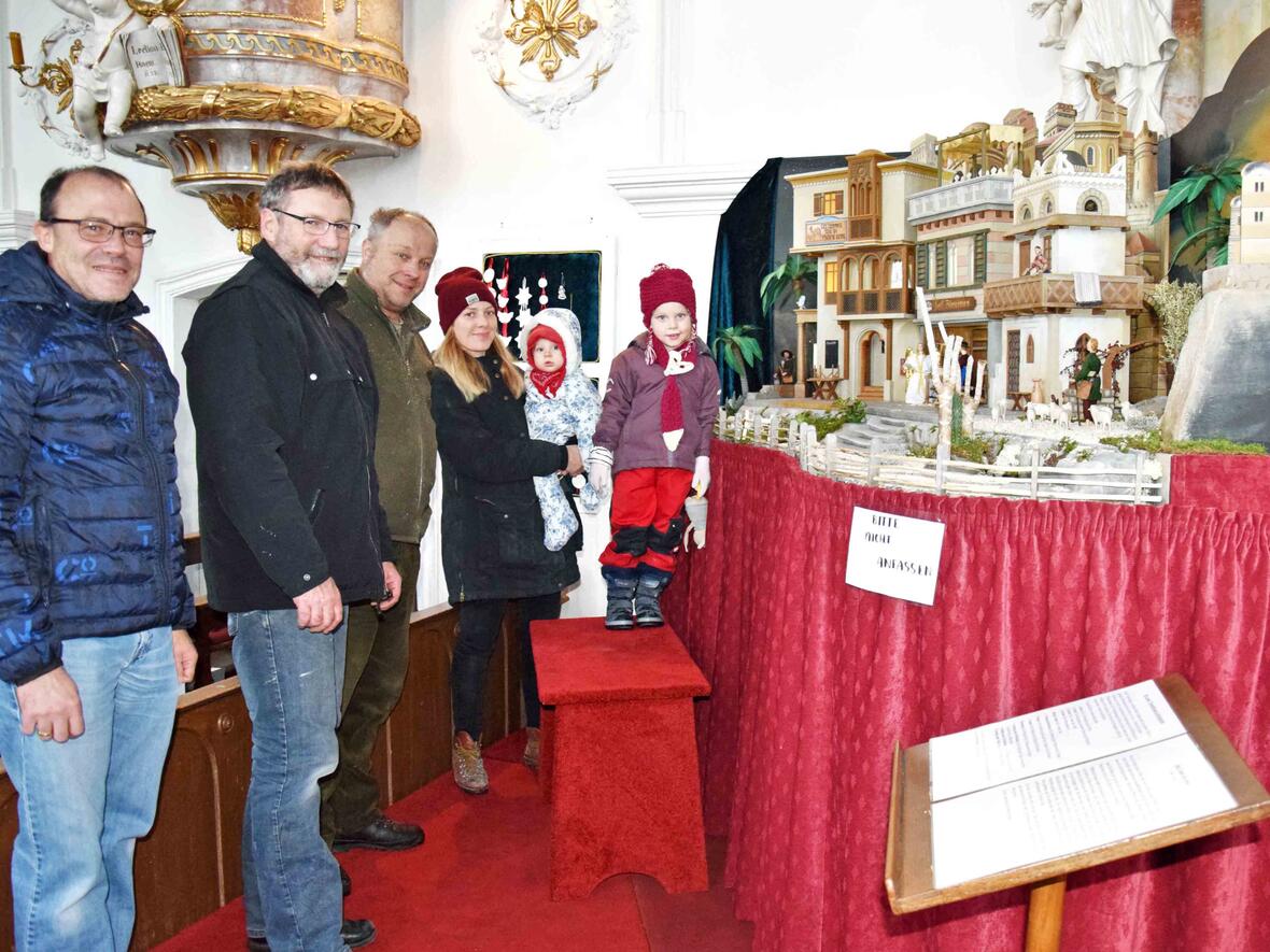 Stolz schauen die Reicholzrieder Baumeister auf ihr Werk, das nicht nur Kinder zum Betrachten einlädt. (Foto: Verspohl-Nitsche / pdke)