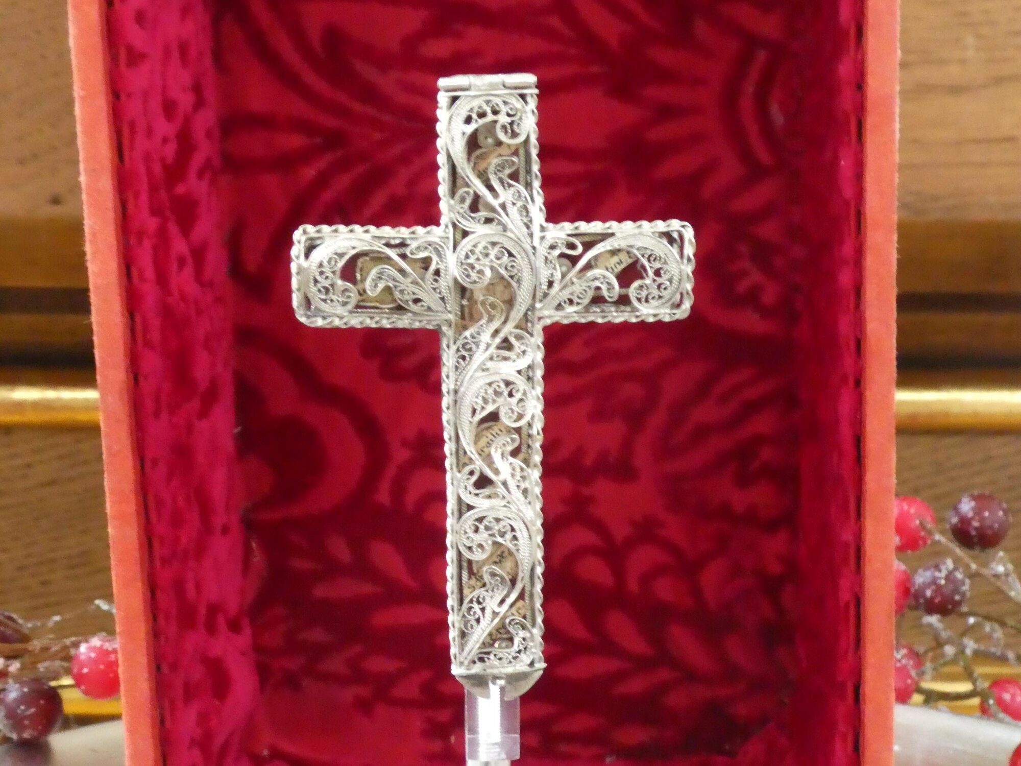 Das neue Kreuzreliquiar wurde der Pfarrei von der Benediktinerabtei Maria Laach geschenkt und überbracht. (Foto: Reinhard Fetschele)