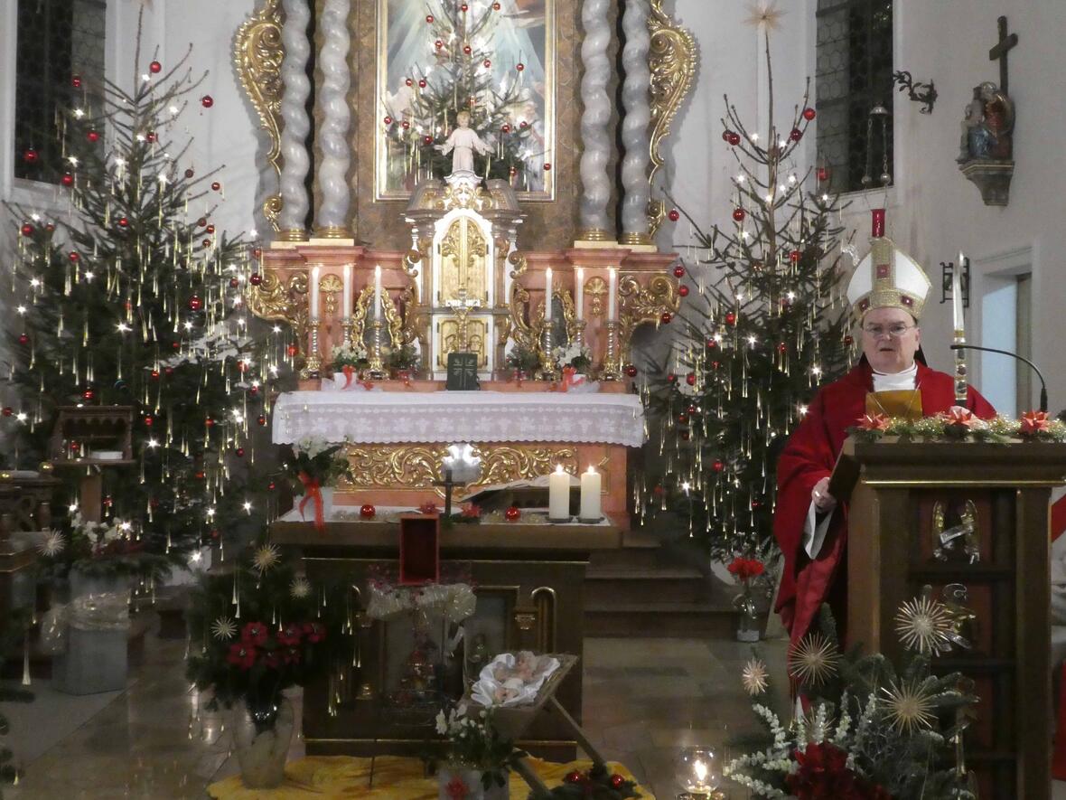 Beim Festgottesdienst in der Kirche St. Thomas von Canterbury in Edenhausen sprach Bischof Bertram über das Verhältnis von Kirche und Staat. (Fotos: Reinhard Fetschele / Pfarrei Edenhausen)