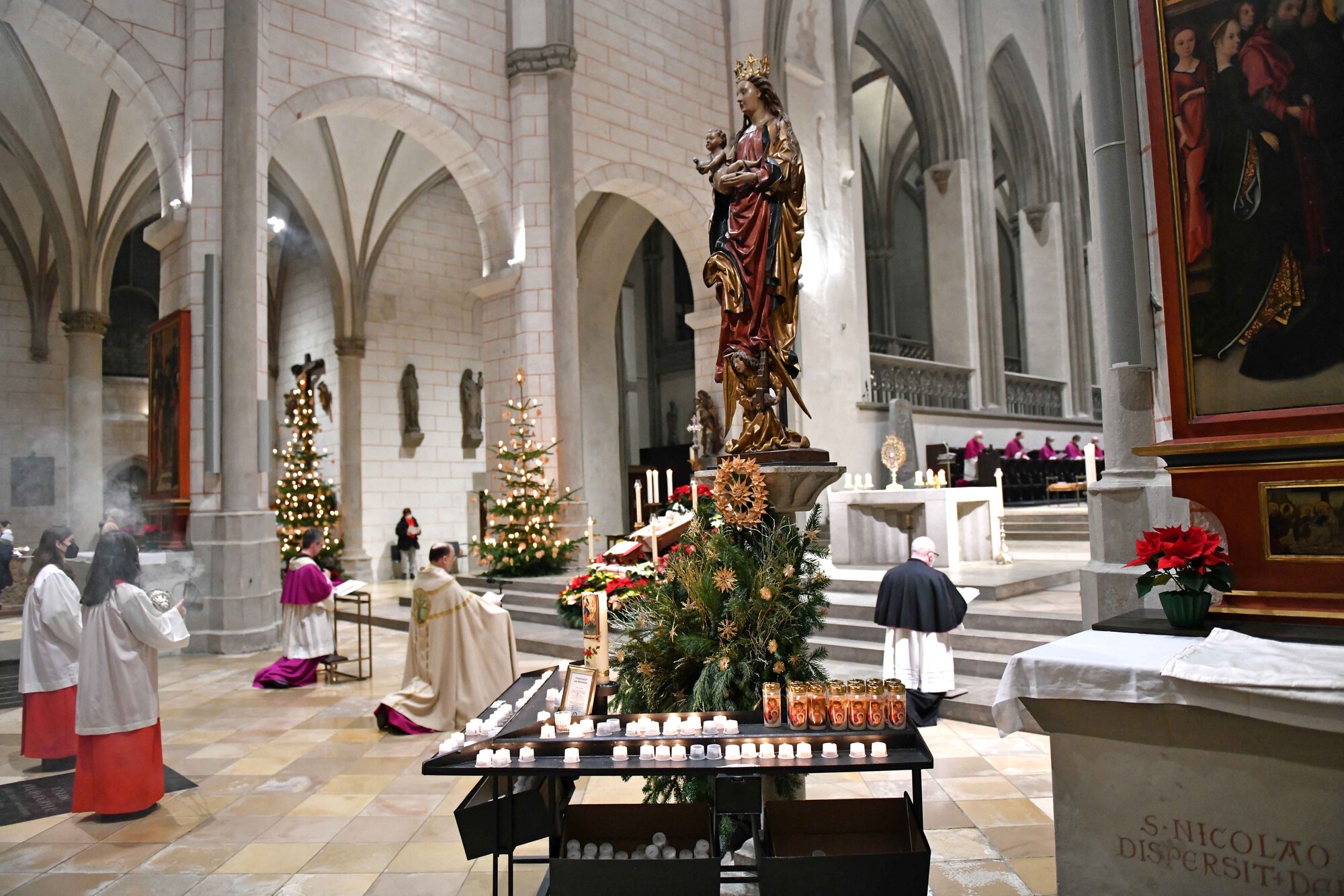 Jahresschlussandacht 2021_Eucharistische Anbetung vor dem Kind in der Krippe und dem ausgesetzten Allerheiligsten (Foto Nicolas Schnall pba) 2