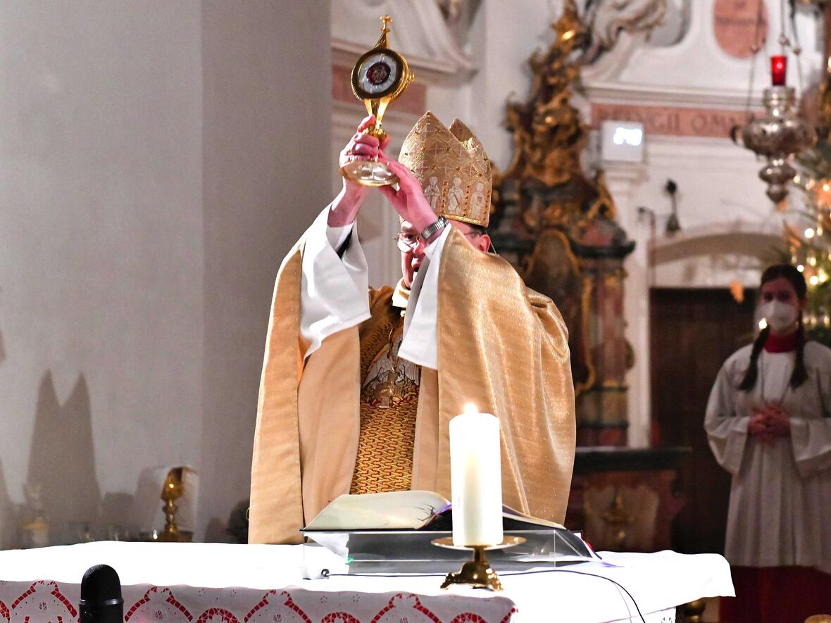 Bischof Bertram segnete die Gläubigen mit einer Reliquie des seligen Carlo Acutis (Fotos: Ulrich Bobinger / pba).