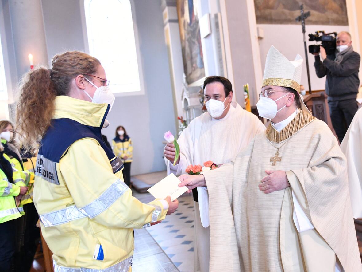 Bischof Bertram sandte rund dreißig neue Mitarbeiterinnen und Mitarbeiter in der Notfallseelsorge in ihren Dienst aus (Fotos: Julian Schmidt / pba).