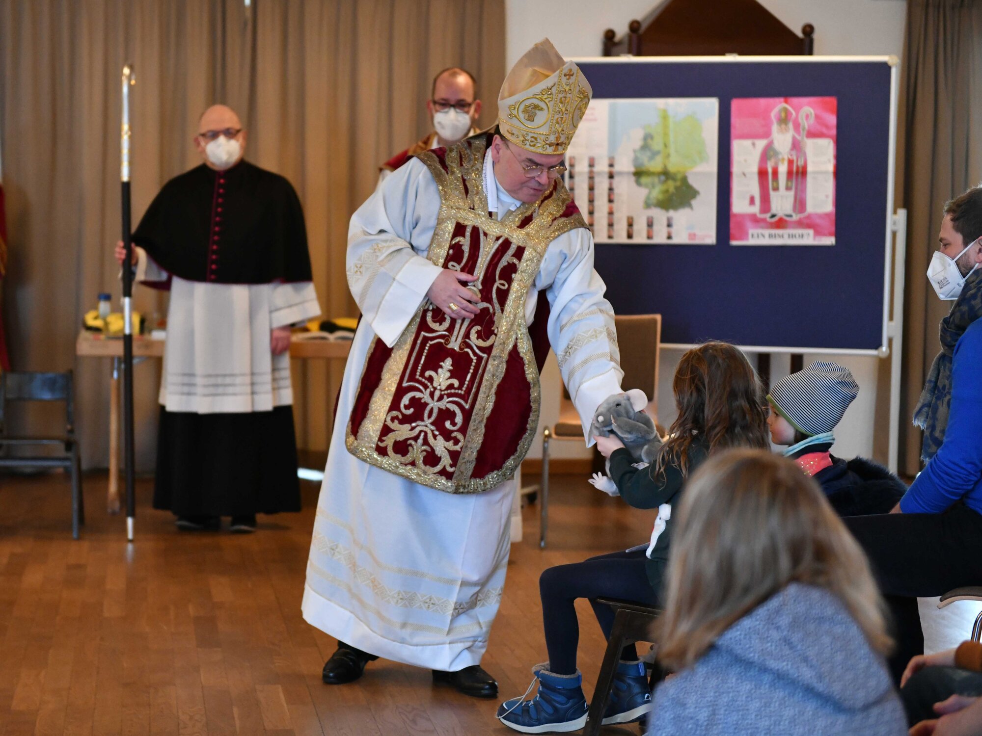 Eine "Kirchenmaus" als Handpuppe schenkte Bischof Bertram den Kindern für ihre zukünftigen Kindergottesdienste. (Foto: Maria Steber / pba)