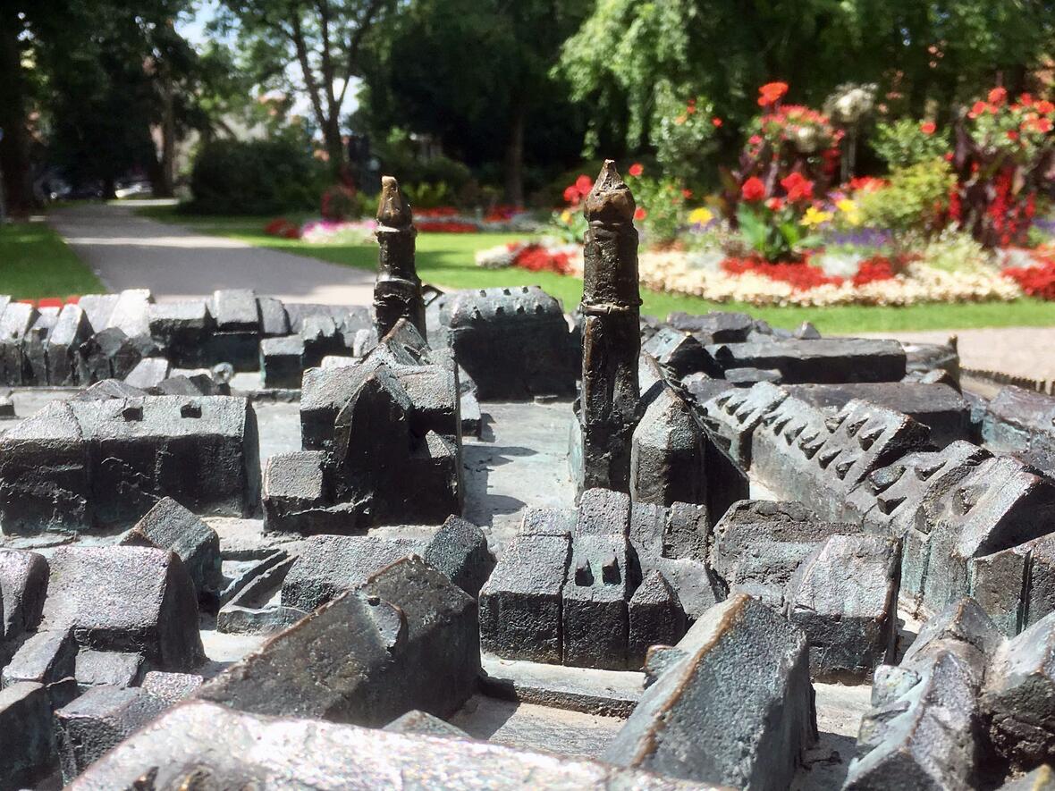 Modell der Lindauer Altstadt mit dem katholischen Frauenmünster und der evangelischen Kirche St. Stephan im Zentrum. (Foto: Nicolas Schnall / pba)