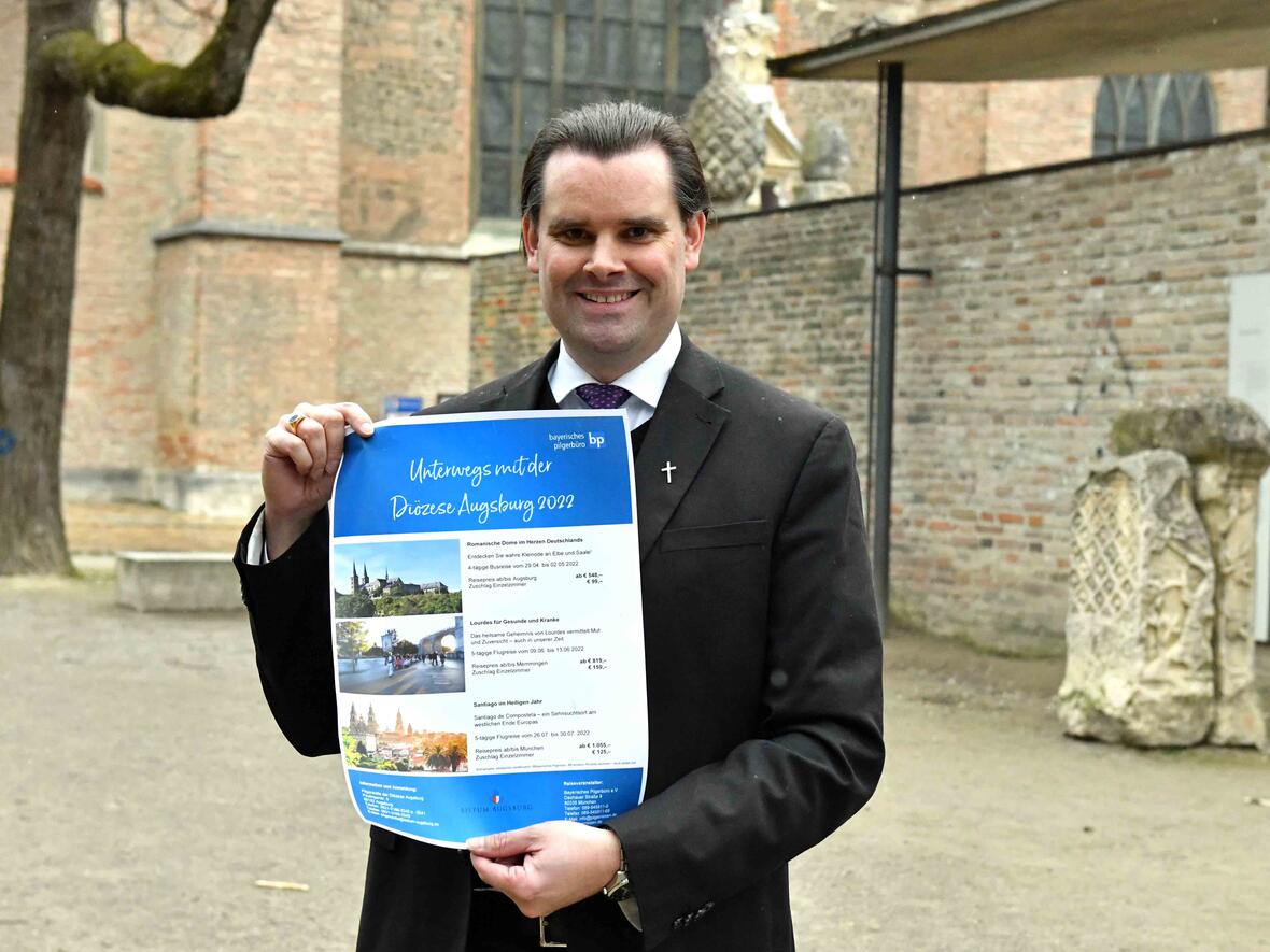 Unterwegs mit der Diözese Augsburg: Diakon Andreas Martin, Leiter der Diözesanpilgerstelle, präsentiert das aktuelle Pilgerreisen-Programm 2022. (Foto: Nicolas Schnall / pba)