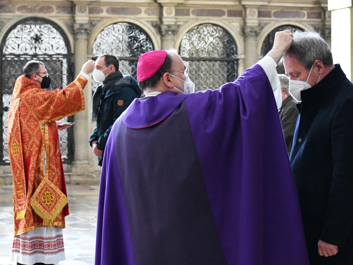 Bischof Dr. Bertram Meier und Exarch Dr. Bohdan Dzyurakh CSSR teilen gemeinsam in der Ulrichsbasilika das Aschekreuz aus (Fotos: Antonia Mayr / pba)
