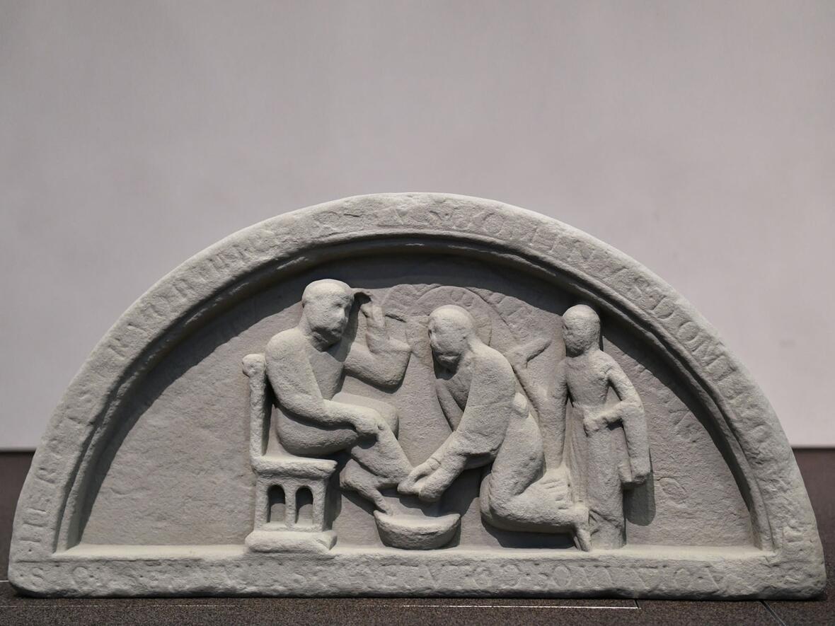 Das Tympanon wird auf die Zeit um 1200 datiert.