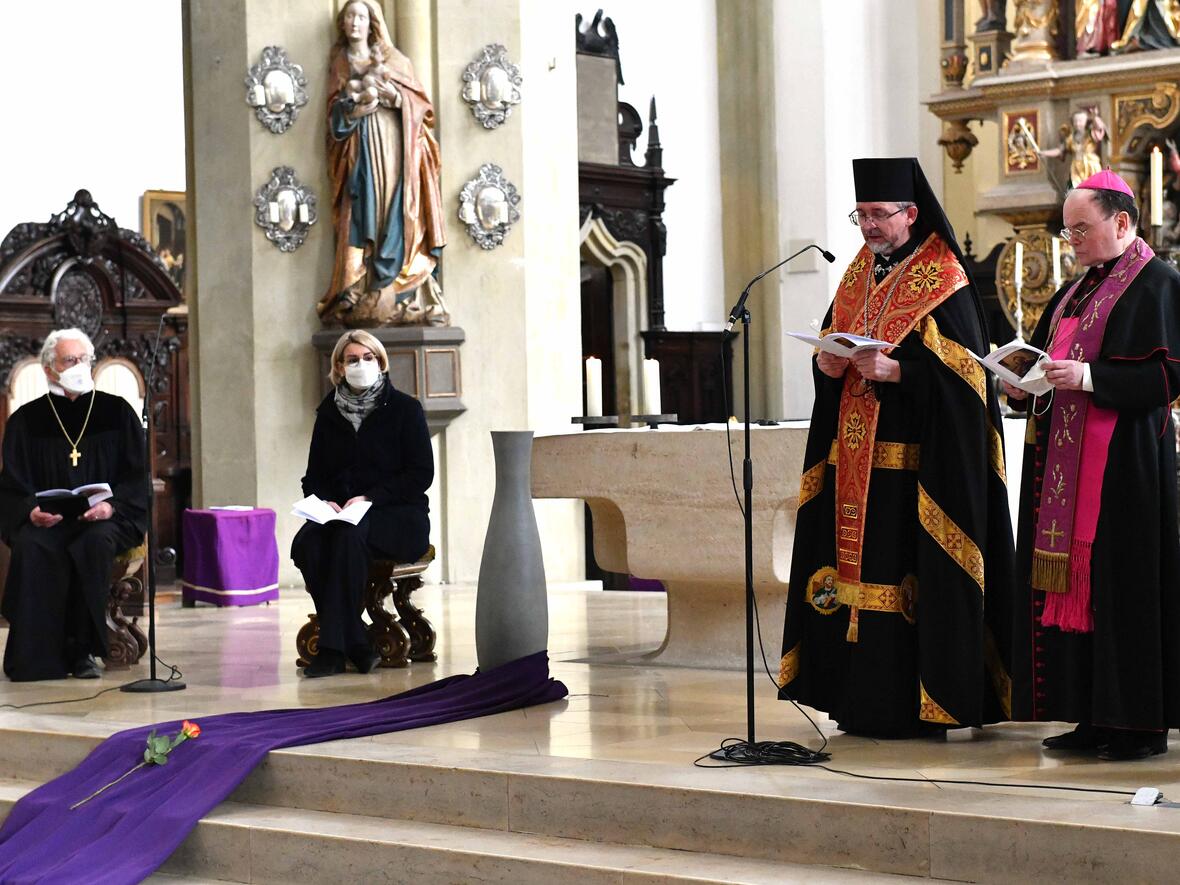Bei der anschließenden Friedensandacht, v.l.: Regionalbischof Axel Piper, Oberbürgermeisterin Eva Weber, Exarch Dzyurakh und Bischof Bertram (Foto: Ulrich Bobinger / pba)