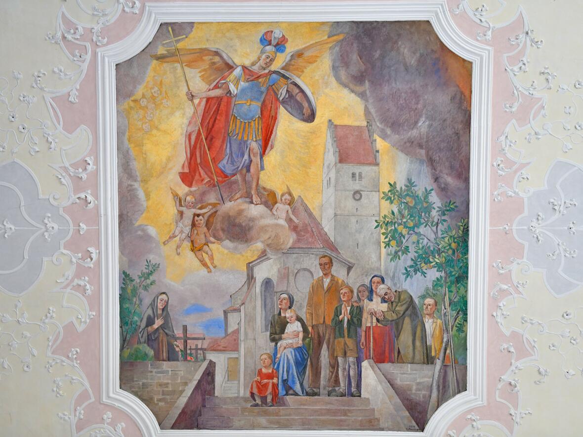 Ein Deckenfresko im Kircheninneren zeigt das Gotteshaus mit dem Kirchenpatron.