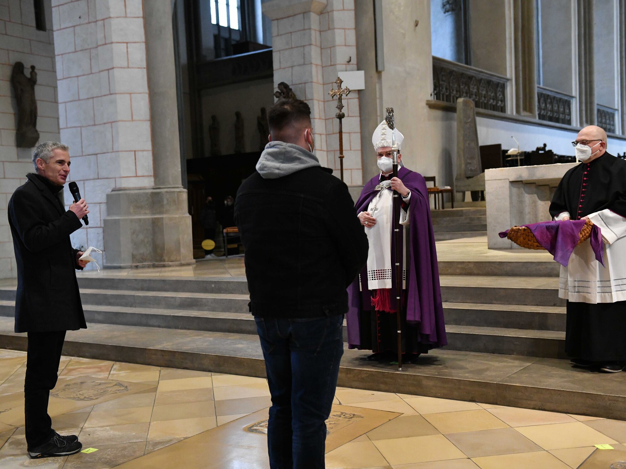 Zusammen mit ihren Begleitern aus den Pfarreien traten die Taufbewerber vor den Bischof. Dabei wurde dem Bischof auch das Empfehlungsschreiben übergeben. (Foto: Maria Steber / pba)