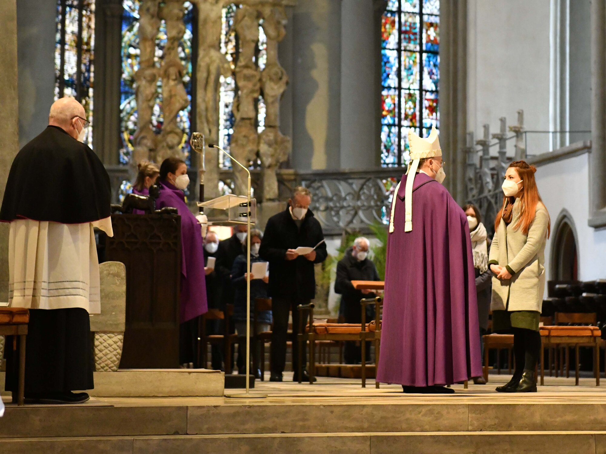 Nach der Übergabe des Empfehlungsschreibens nahmen die Kandidaten mit ihren Begleitern im Altarraum Platz. Dort sprach der Bischof mit allen Taufbewerbern und segnete sie. (Foto: Maria Steber / pba) 
