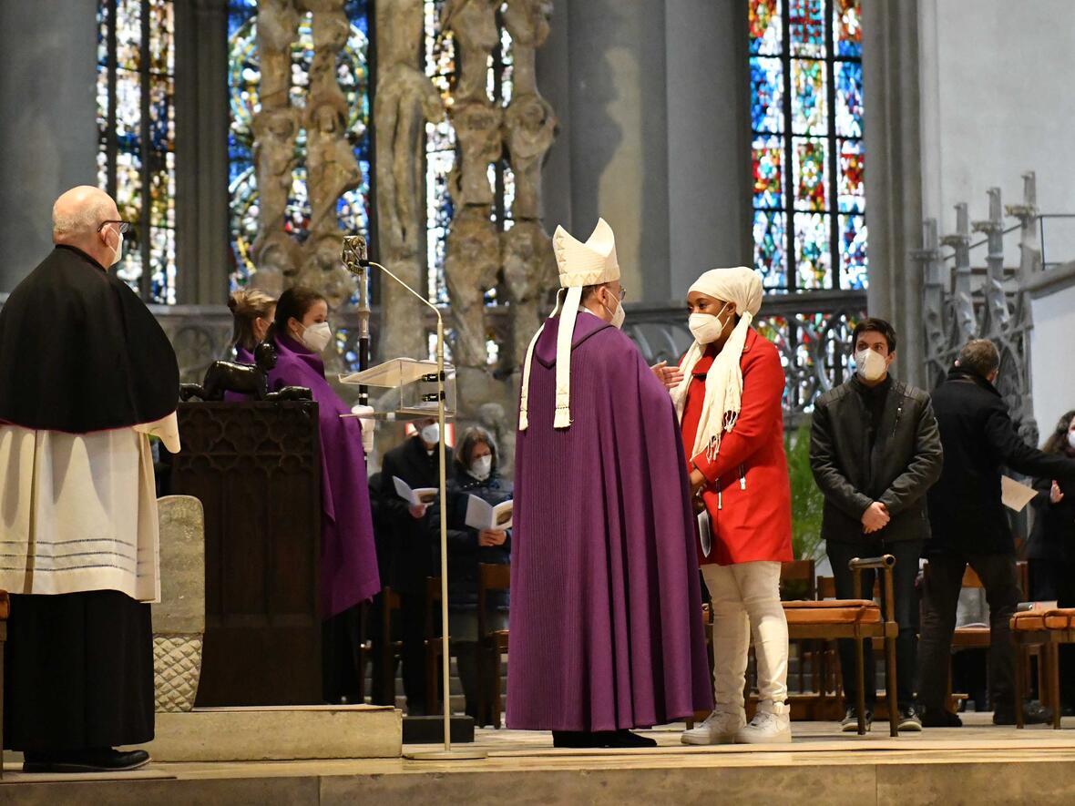 Bischof Bertram hat heute im Rahmen eines Wortgottesdienstes neun Bewerber/-innen zum Empfang der "Taufe" zugelassen. (Fotos: Maria Steber / pba)