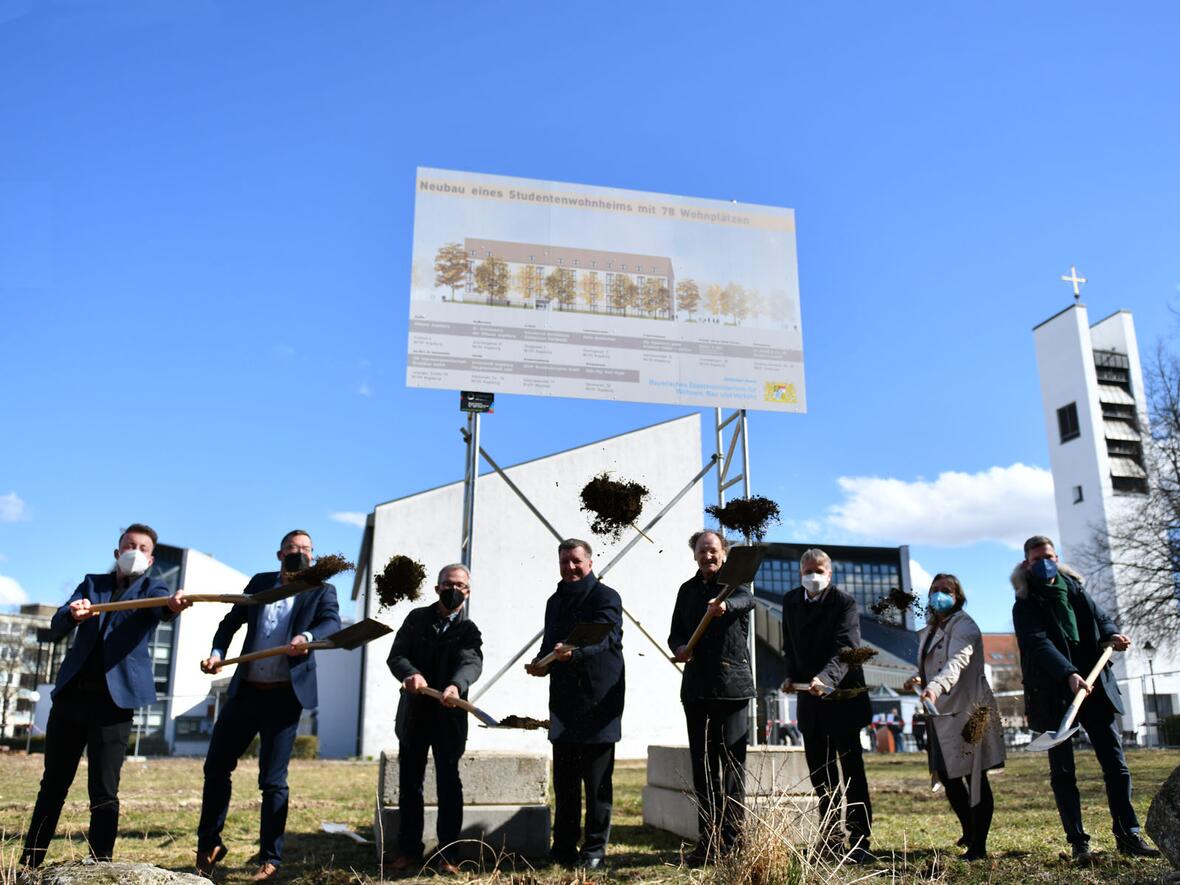 Spatenstich vor der Kirche Zum Guten Hirten (Fotos: Julian Schmidt / pba)