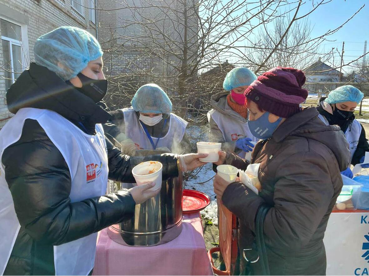 Essensausgabe für Bedürftige im ostukrainischen Rubischne (Fotos: Caritas International)