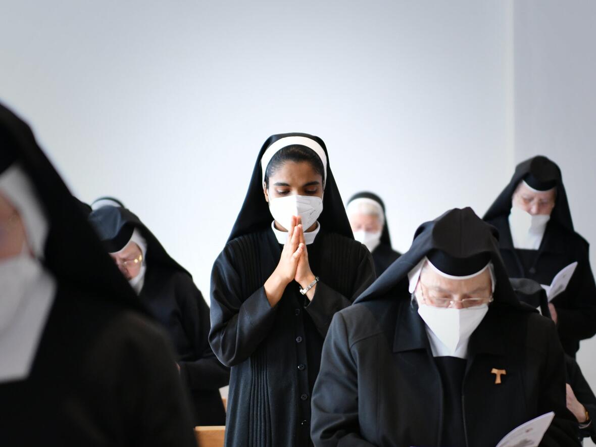 Im Rahmen des Festgottesdienstes erneuerten die Schwestern ihr Professversprechen (Fotos: Julian Schmidt / pba)