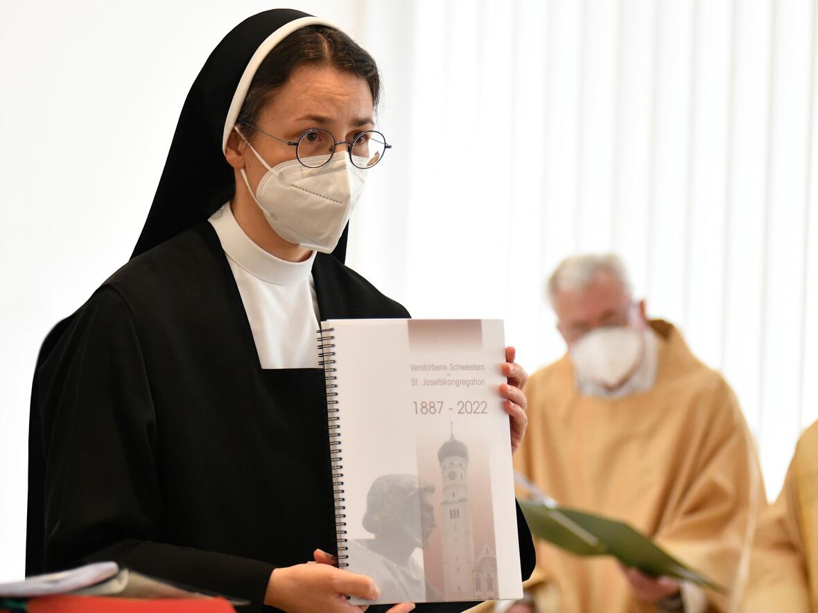 In diesem Buch sind die Namen aller 1.651 bereits verstorbenen Schwestern der St. Josefskongregation verzeichnet.