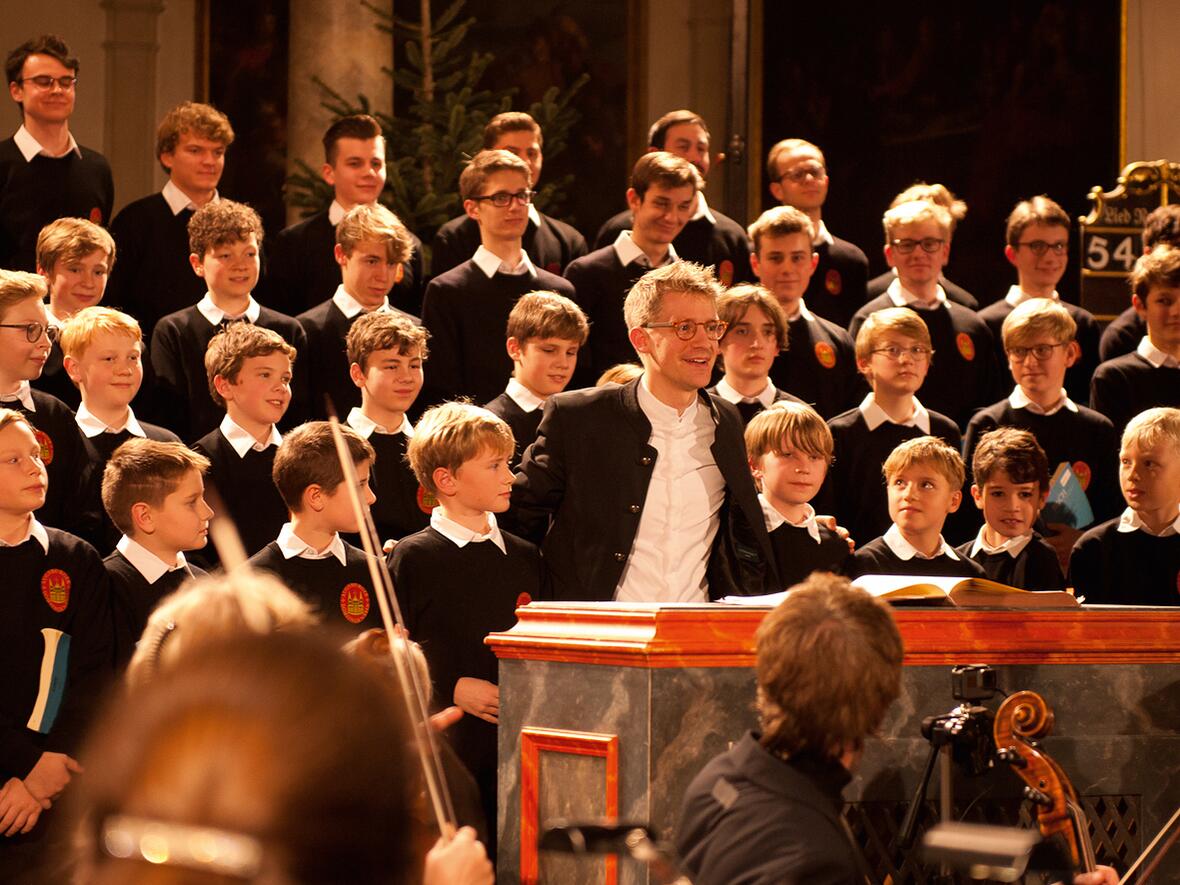 Voller Vorfreude: Domkapellmeister Stefan Steinemann zusammen mit den Augsburger Domsingknaben (Foto: Bernhard Gastager / DSK)