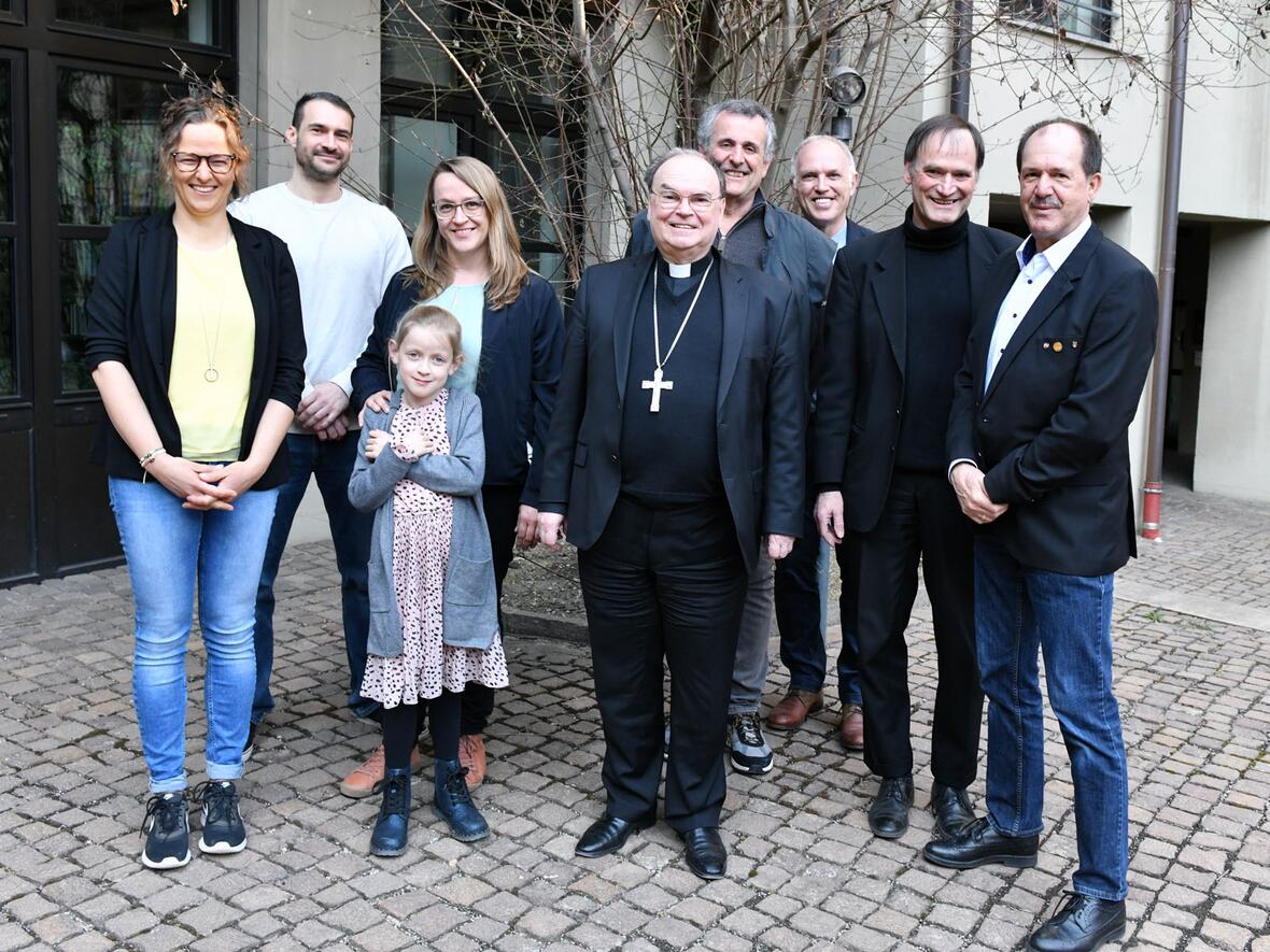 (v.l.) Kerstin Mayer, Simon Marschall, Sabrina Eickmann mit Tochter Enna, Bischof Dr. Bertram Meier, Diözesanverbandspräsident Klaus Egger, Uli Krauß, geistlicher Beirat Pfarrer Hubert Ratzinger, Vizepräsident Ulrich Häfele (Foto: Julian Schmidt / pba)
