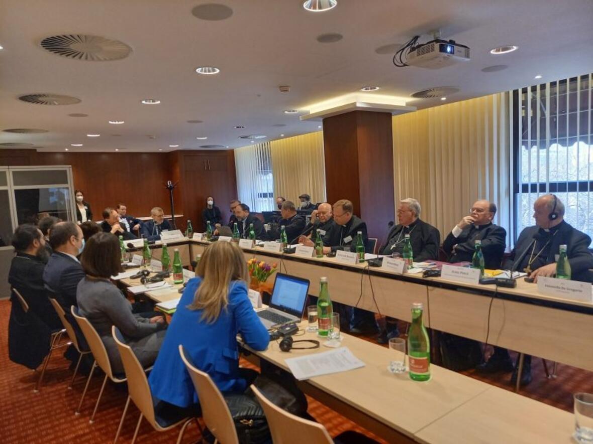 Das gemeinsame Komitee mit Bischof Bertram (2. v.r.) tagte Anfang dieser Woche in der Hauptstadt der Slowakei. (Foto: CCEE)