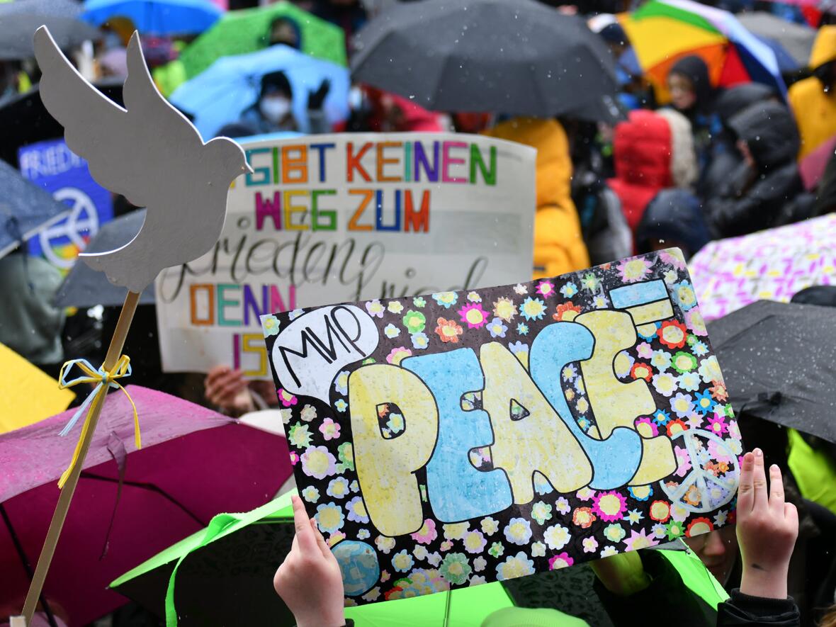 Plakate beim Friedensgebet der Augsburger Schulwerksschulen (Foto: Julian Schmidt / pba)