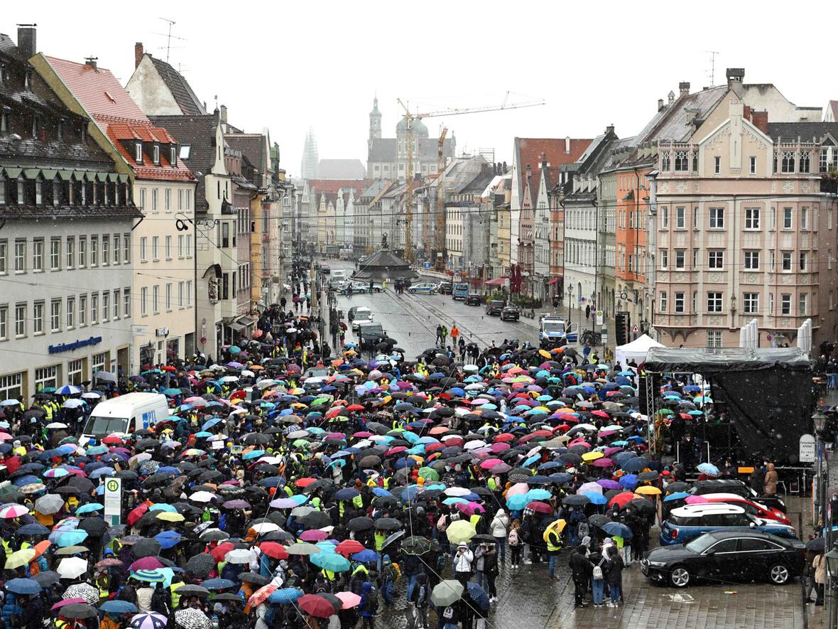 Beim Friedensgebet kamen rund 4.000 Schülerinnen und Schüler zusammen (Foto: Nicolas Schnall / pba)