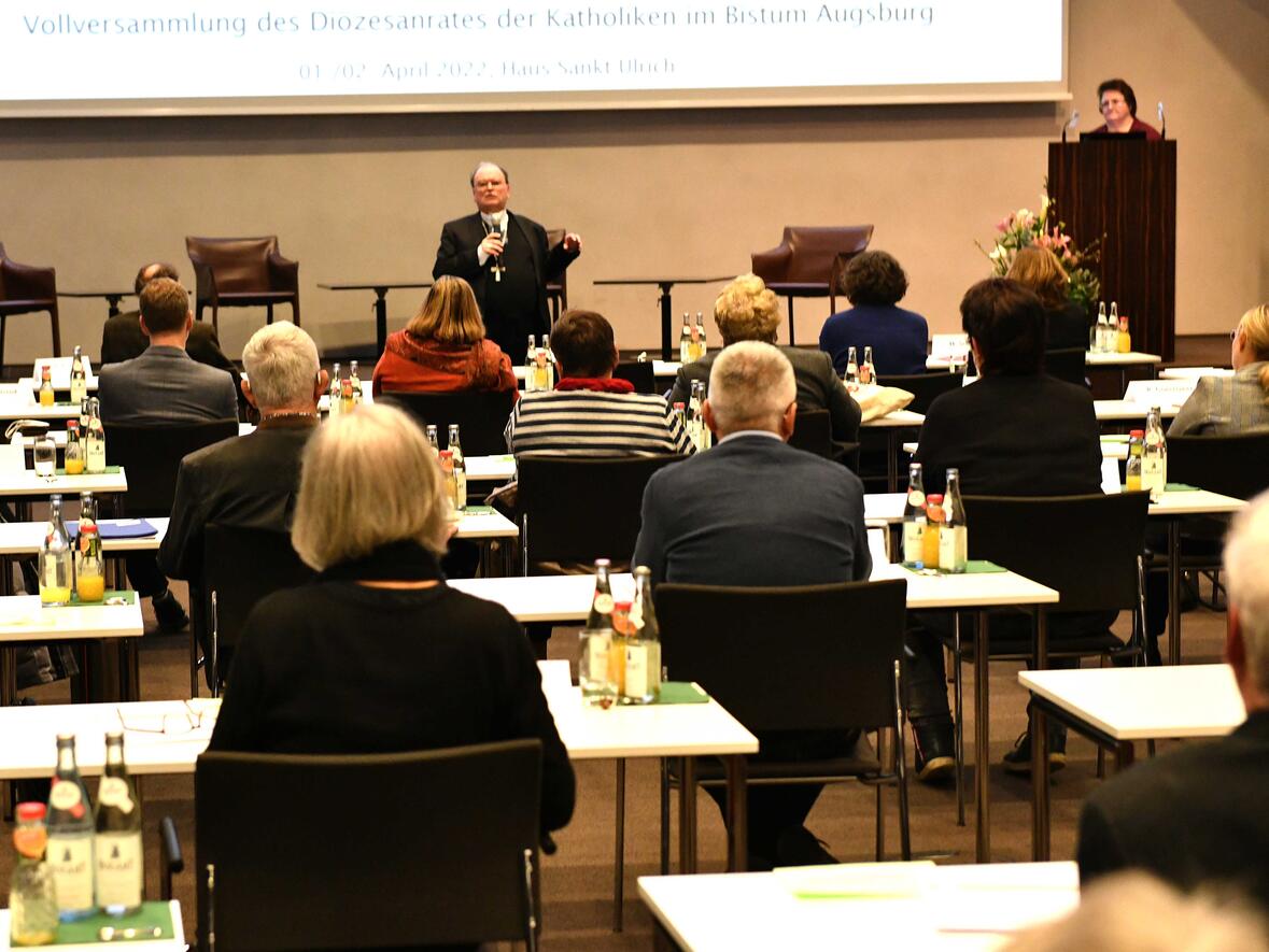 Bischof Bertram (im Hintergrund) vor den Delegierten des Diözesanrates der Katholiken (Fotos: Ulrich Bobinger / pba).