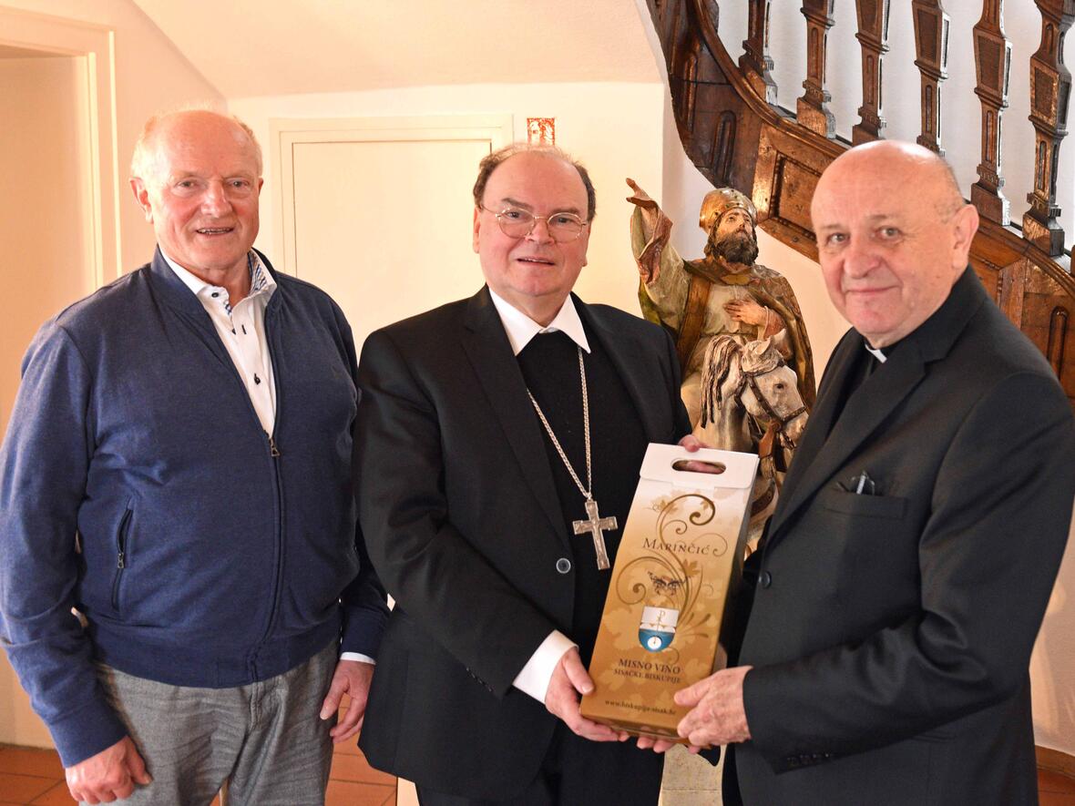 Generalvikar Marko Cvitkušić (rechts) aus der Diözese Sisak brachte Bischof Bertram als Gastgeschenk Messwein aus seiner Diözese mit. Begleitet wurde er von Ruhestandspfarrer Mirko Cavar. (Foto: Nicolas Schnall / pba)