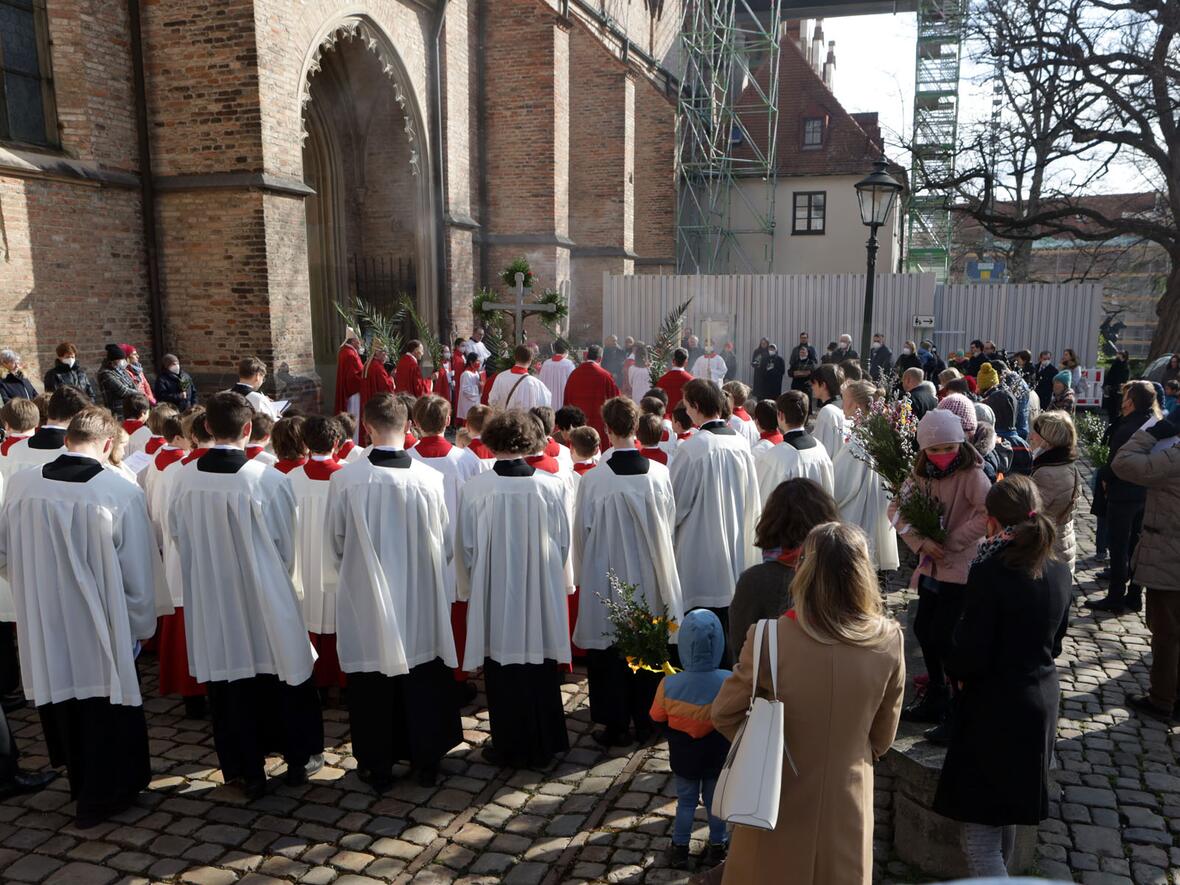 Die Palmprozession vor dem Hohen Dom.