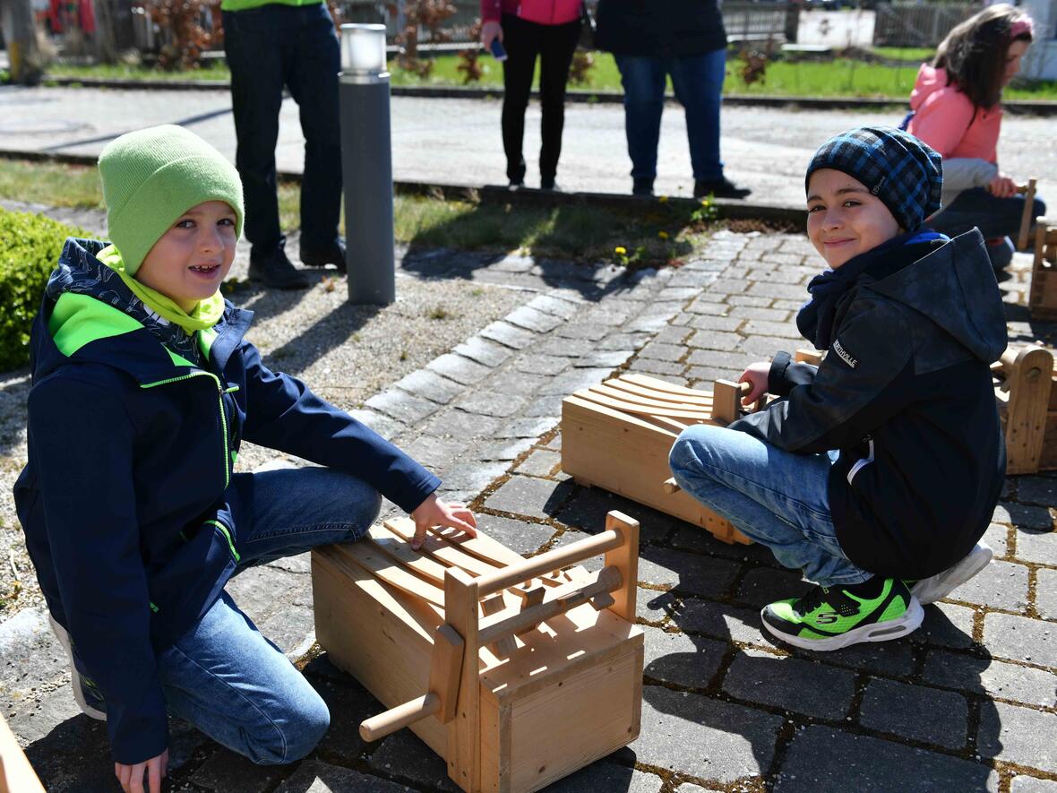 Bei ohrenbetäubendem Lärm ist heute die diözesane Rätschaktion für das Bistum Augsburg in der Pfarrei Obermedlingen eröffnet worden. (Foto: Maria Steber / pba)