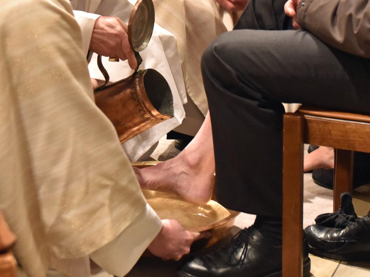 Die Fußwaschung am Gründonnerstag als eine der zentralen Zeichenhandlungen in der Feier des Letzten Abendmahls. (Archivfoto: Nicolas Schnall / pba)