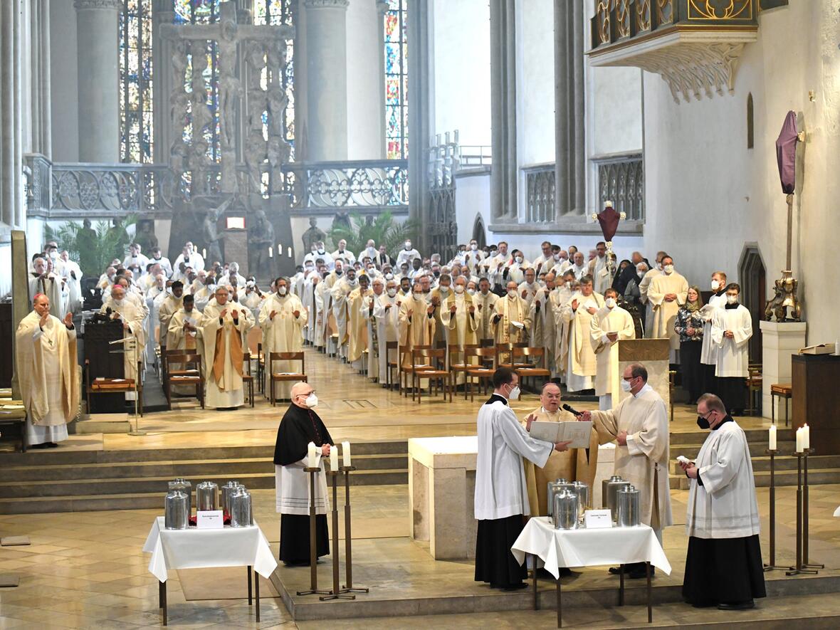 Zur Chrisammesse kamen heuer wieder zahlreiche Priester und Diakone in den Hohen Dom. (Fotos: Nicolas Schnall / pba)
