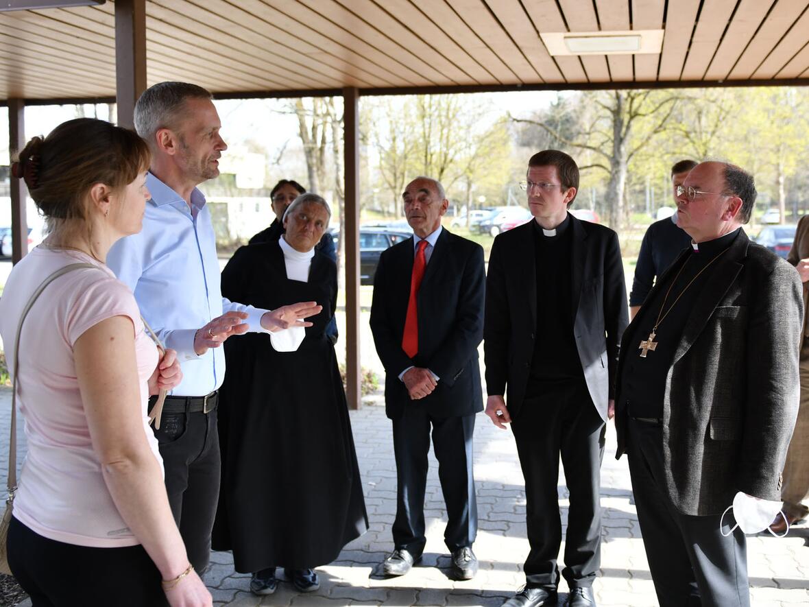 Bischof Bertram besuchte das nach Ursberg evakuierte Waisenhaus und traf sich dort sowohl mit den Betreuerinnen als auch zahlreichen ehrenamtlichen Helferinnen und Helfern vor Ort (Fotos: Julian Schmidt / pba)