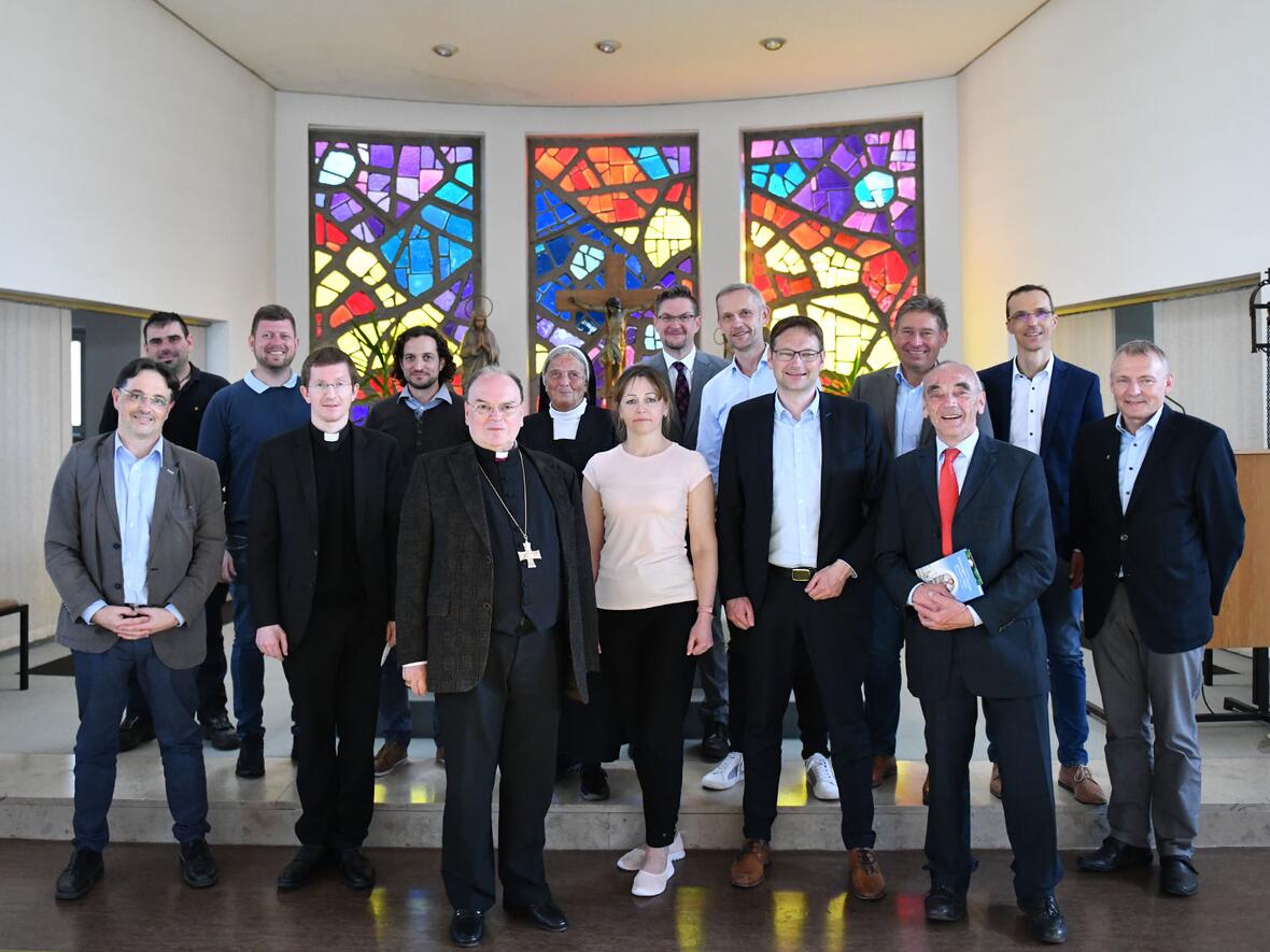 Bischof Bertram gemeinsam mit Helferinnen und Helfern der Evakuierungsaktion nach Ursberg.