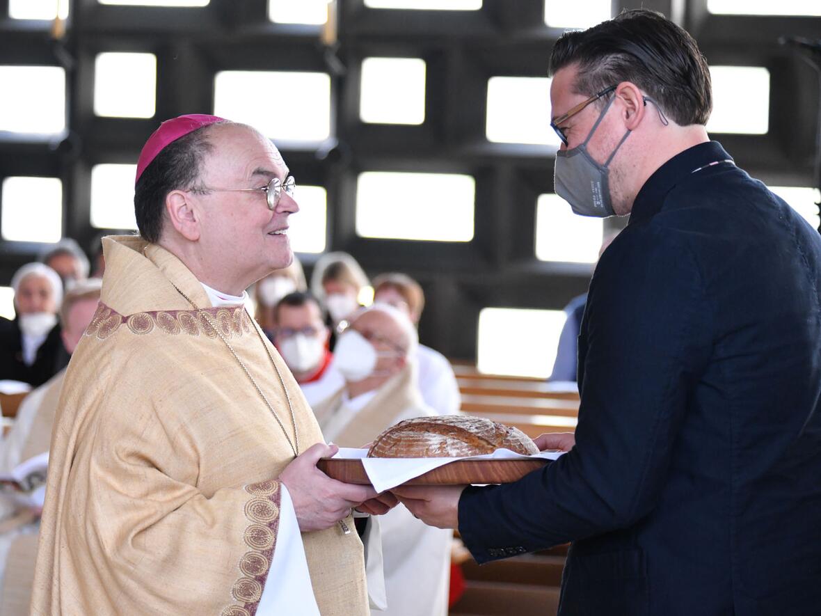 Im Rahmen des Gottesdienstes brachten Vertreter und Vertreterinnen aller 14 Regens-Wagner-Zentren in Bayern selbstgebackenes Brot zum Altar (Fotos: Julian Schmidt / pba)