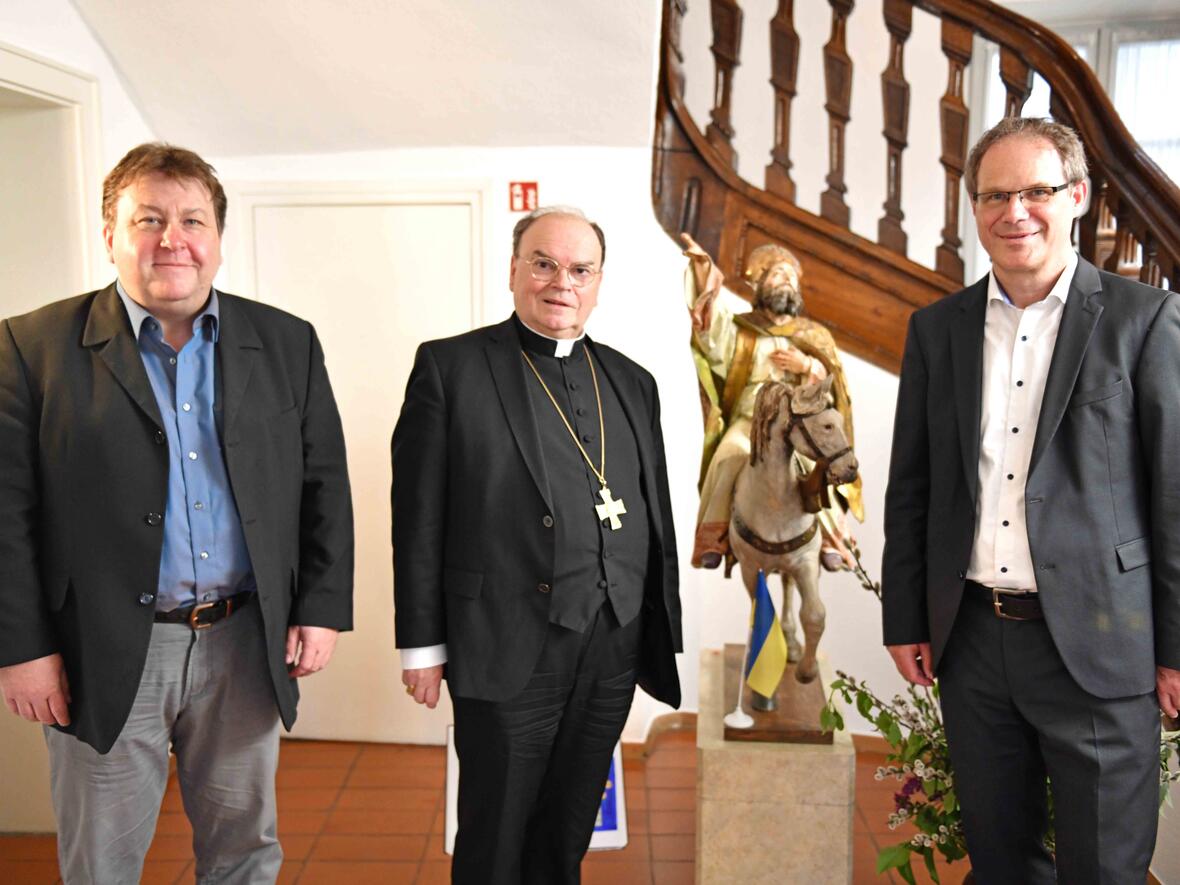 Zu Gast bei Bischof Bertram: Der Leiter von Caritas international Dr. Oliver Müller (rechts), begleitet von Andreas Brender, beim Hilfswerk Referent für Kirche und Unternehmenskooperationen. (Foto: Nicolas Schnall / pba)