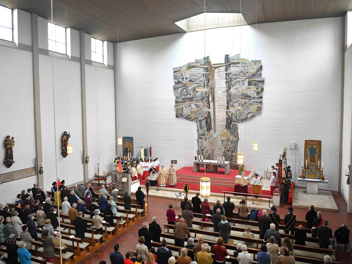 Gut gefüllt war die Pfarrkirche Mariä Himmelfahrt zur Feier des 60-jährigen Kirchweihjubiläums. (Fotos: Nicolas Schnall / pba)