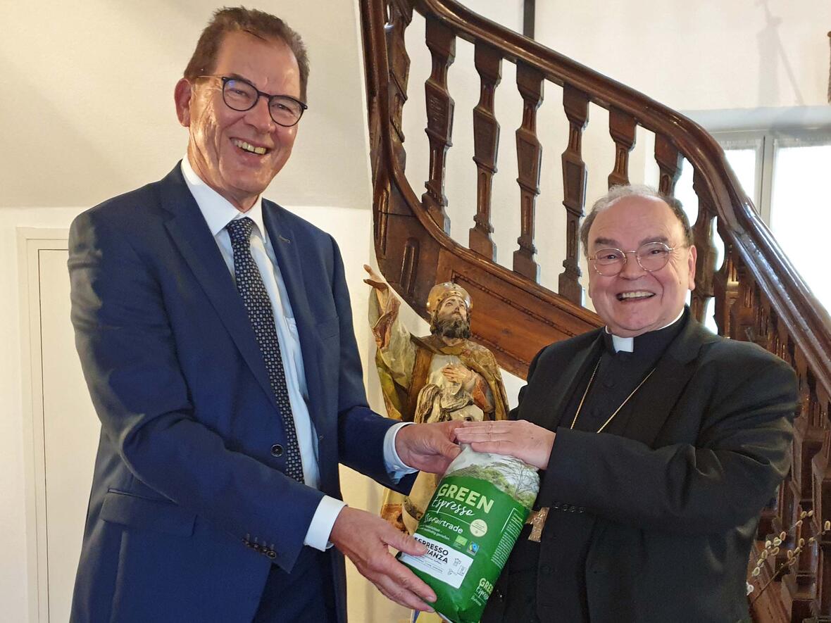 Die Frage des UNIDO-Generaldirektors Müller nach fair gehandeltem Kaffee im Bischofshaus konnte Bischof Bertram ihm bejahen. (Foto: Bischofshaus)