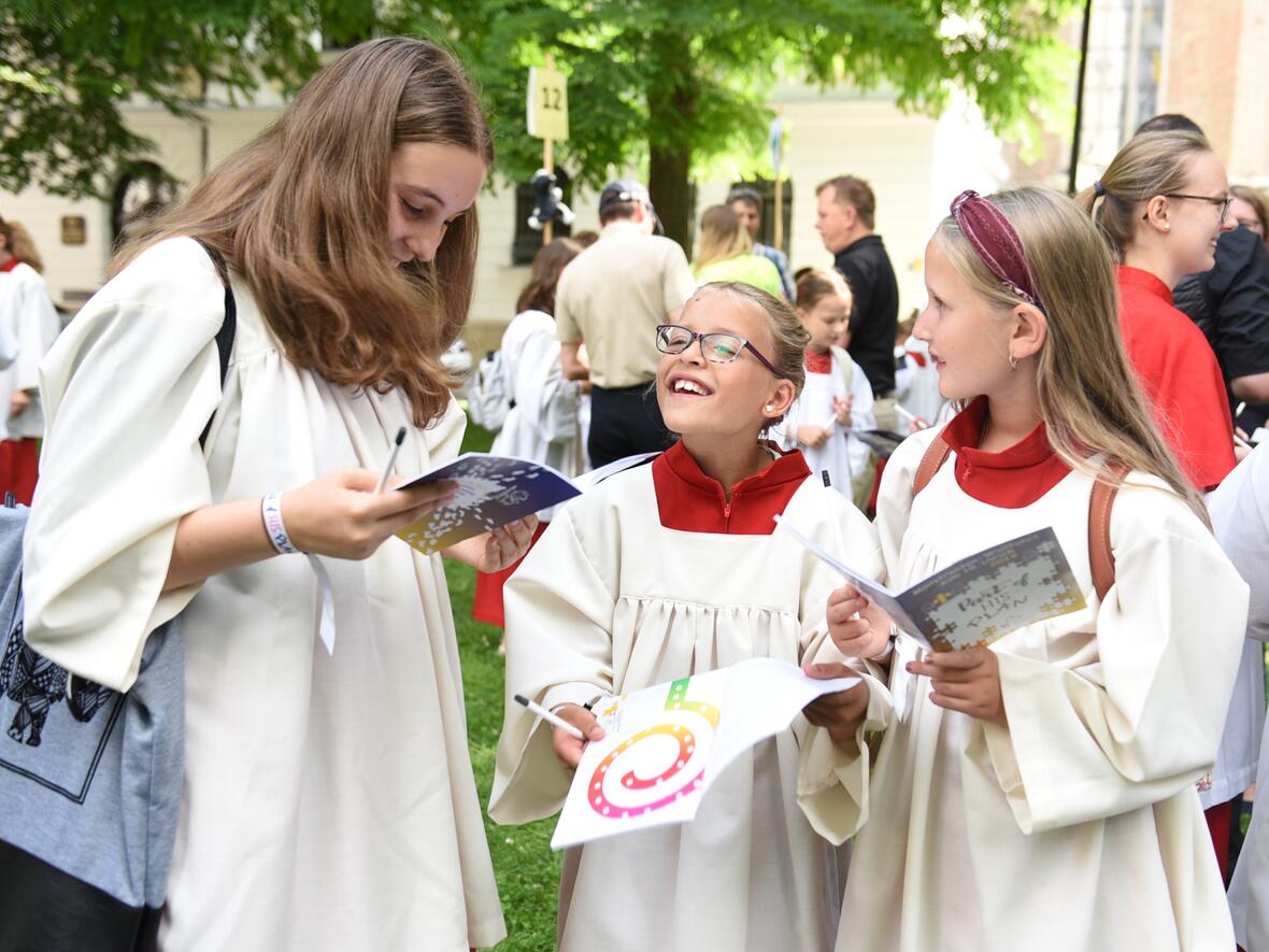 Nachdem der diözesane Ministrantentag aufgrund der Pandemie um zwei Jahre verschoben wurde, ist die Vorfreude der Ministranten und Ministrantinnen nun umso größer. (Motivfoto: Maria Steber / pba)