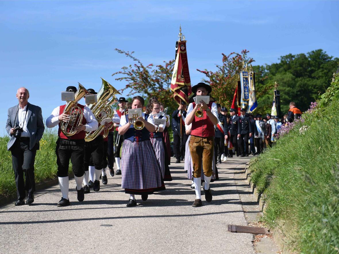 Ein feierlichen Festzug mit Blaskapelle und mehreren Fahnenabordnungen ging der Messe in der Wallfahrtskirche voraus (Foto: Maria Steber / pba).