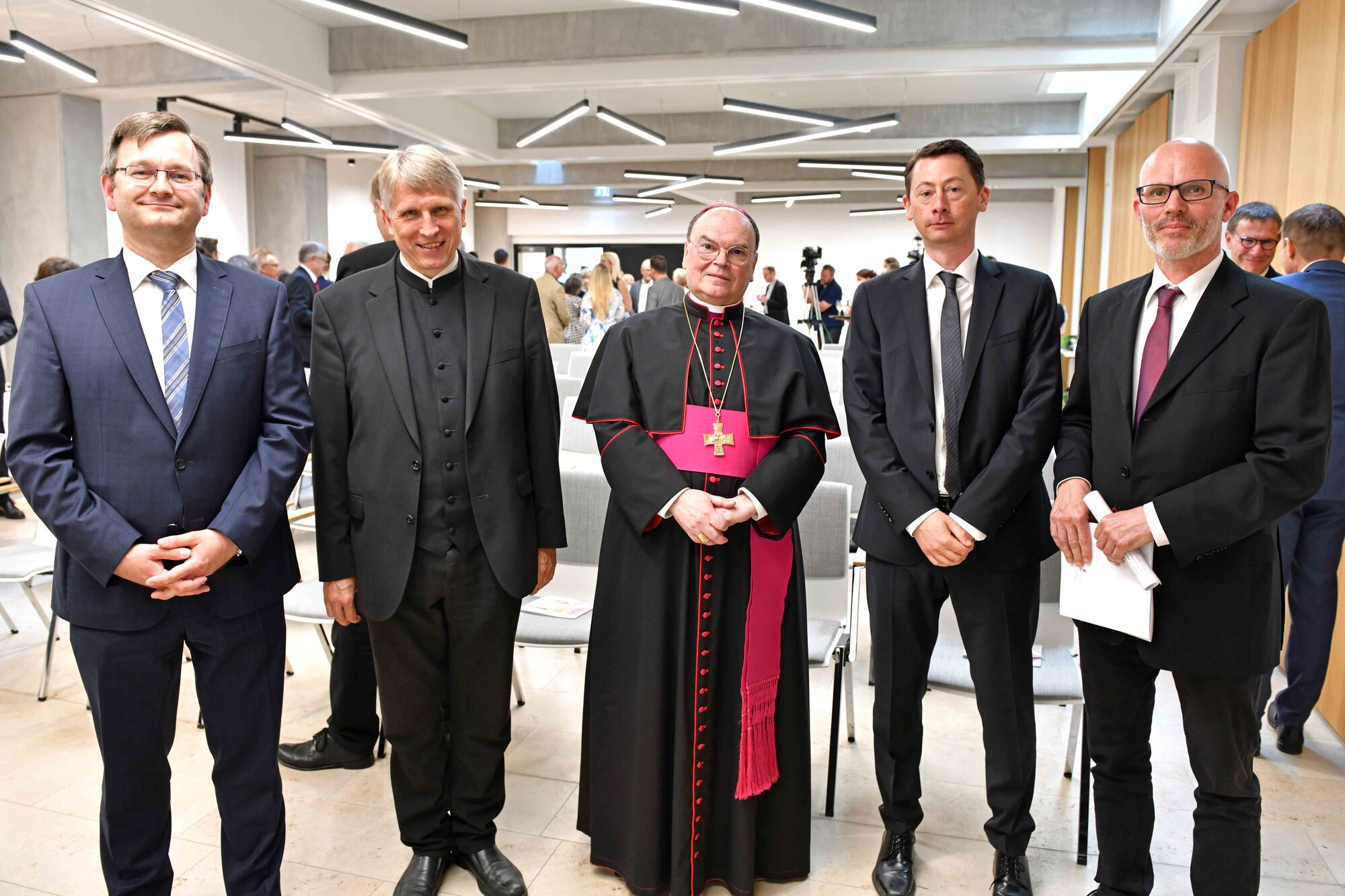 (v.l.) Stefan Klaiber (Stellv. Finanzdirektor), Bistumshistoriker Dr. Thomas Groll, Bischof Bertram, Dr. Michael Sommer (Stellv. Finanzdirektor), Johannes Kerschensteiner (Diözesanbaudirektor).